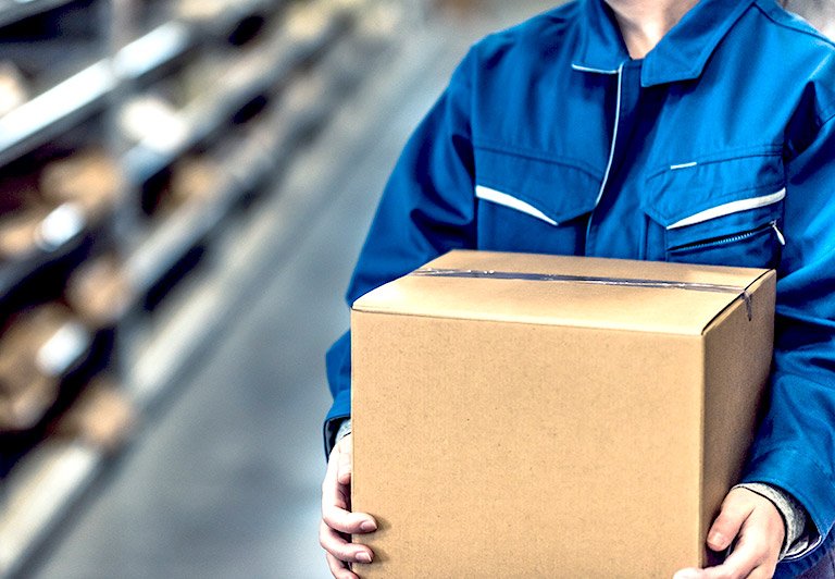 商品のピッキング、出荷作業