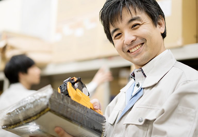 製品のシール貼り